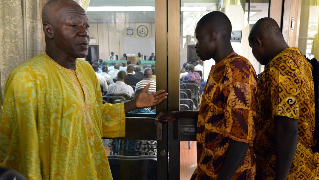 Les partis politiques de l'opposition, la société civile, les leaders religieux et coutumiers se sont réunis pour approuver une charte de transition, le 8 novembre 2014. AFP PHOTO / ISSOUF SANOGO