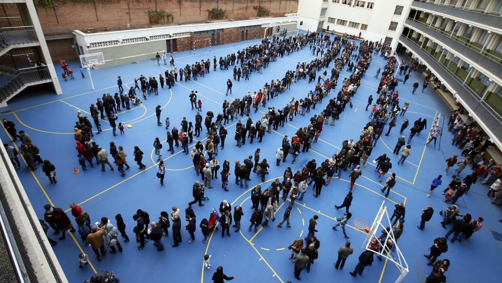 Les Catalans font la queue pour participer au vote symbolique sur l'indépendance sur la Catalogne, ici à Barcelone, le 9 novembre 2014. REUTERS/Albert Gea