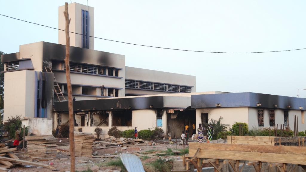 La mairie de Bobo Dioulasso (Burkina Faso), le 31 octobre 2014, après son incendie par des manifestants. AFP PHOTO