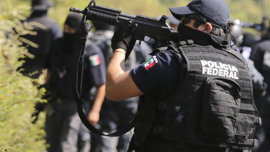 Un manifestant déplace une barrière devant le palais présidentiel, à Mexico, le 8 novembre 2014. REUTERS/Edgard Garrido