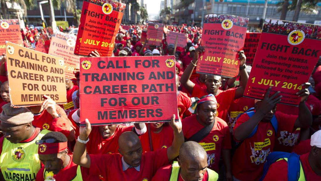 Des membres de la Numsa manifestent le 1 juillet 2014 dans les rues de Durban. REUTERS/Rogan Ward