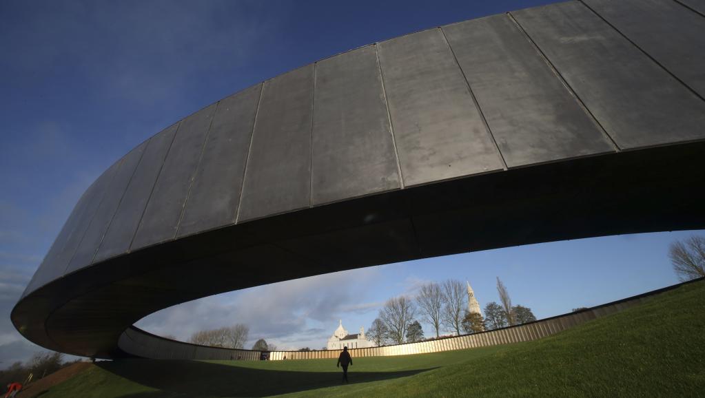 François Hollande doit inaugurer l’« Anneau de la Mémoire » de Notre-Dame-de-Lorette où sont gravés les noms de 580 000 combattants, à Ablain-Saint-Nazaire, près d’Arras.