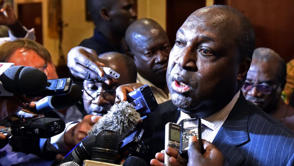 Zéphirin Diabré, chef de l’opposition, face aux médias après la réunion avec la société civile, leaders religieux et traditionnels du Burkina Faso, ce mardi 11novembre 2014, sur le projet de charte de la transition. Crédit ISSOUF SANOGO / AFP