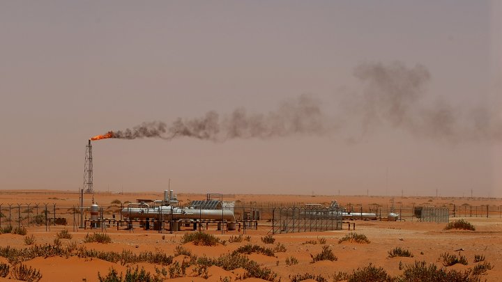 Chute du prix du pétrole : à quoi joue l'Arabie saoudite ?
