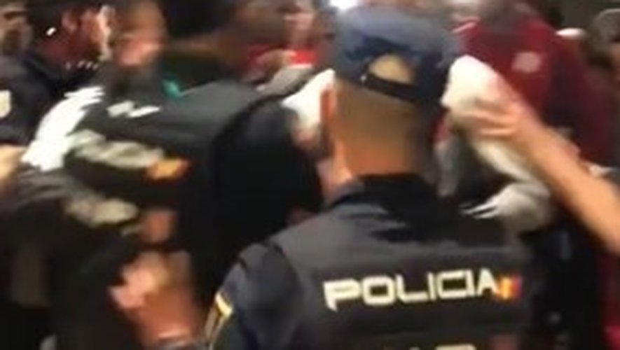 Violente altercation entre les joueurs du Pérou et la police madrilène