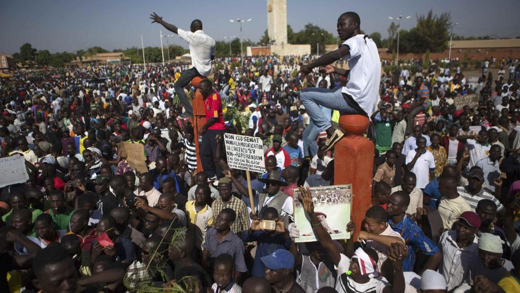 Mobilisation contre la révision de la Constitution au Burkina Faso, le 28 octobre. Pour les participants à la réunion de Paris, les événements de Ouagadougou ont entraîné un électrochoc en Afrique. Joe Penney/Reuters