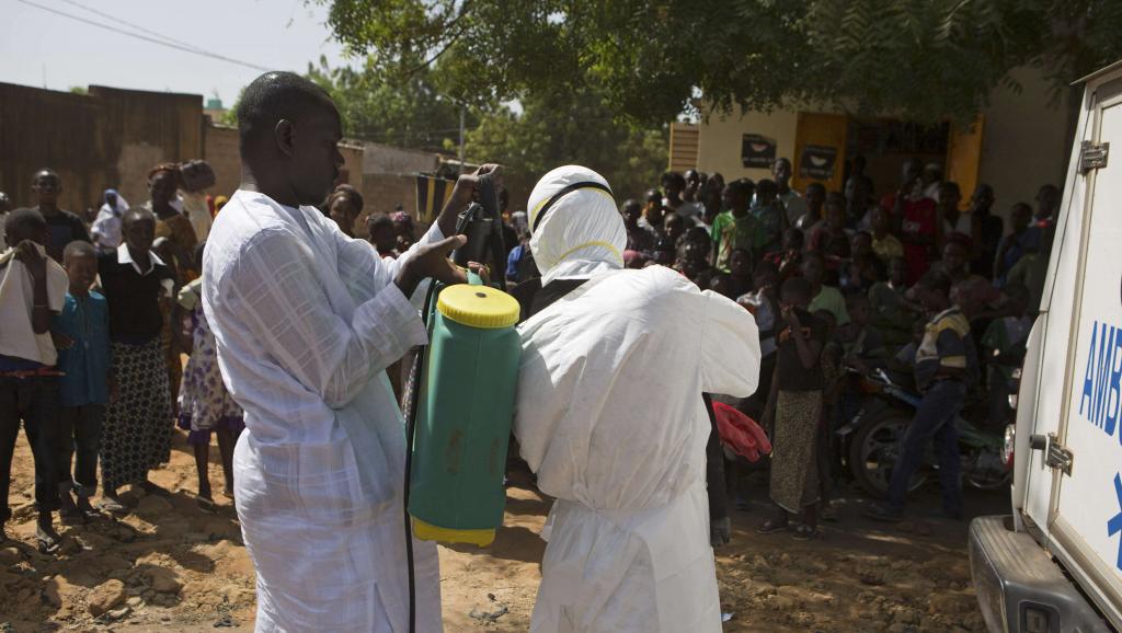 Le personnel de santé s'équipe avant d'aller désinfecter une mosquée où aurait été entreposé le corps d'un imam mort d'Ebola, à Ouagadougou, le 14 novembre 2014.