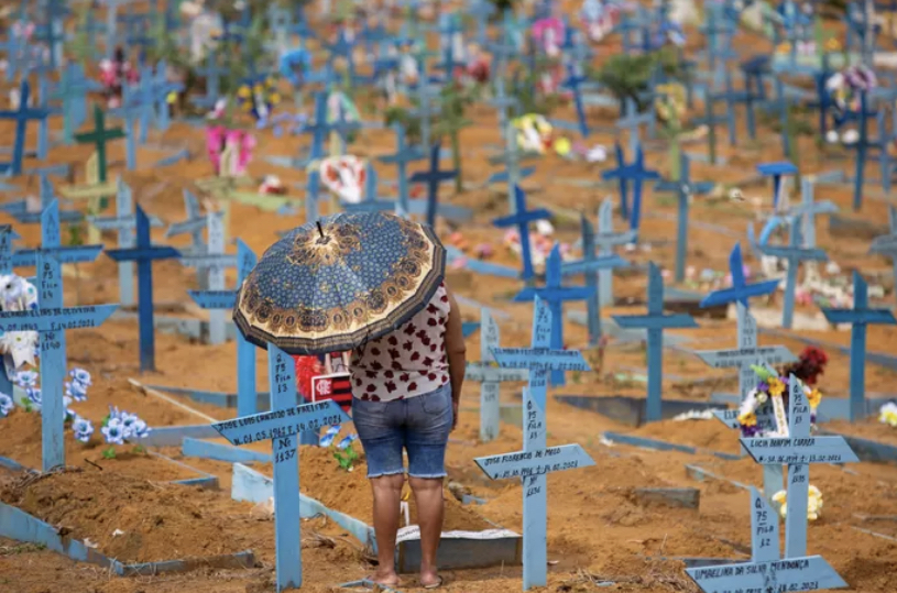 Trois ans après l'apparition du Covid, le Brésil passe le cap des 700.000 morts