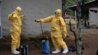 Des travailleurs d'un centre de traitement contre Ebola
