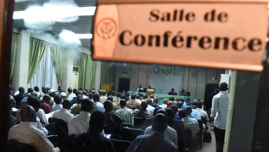 Des représentants de la société civile, de l’opposition politique, des leaders religieux et de l’armée en pleines tractations, à Ouagadougou le 13 novembre.