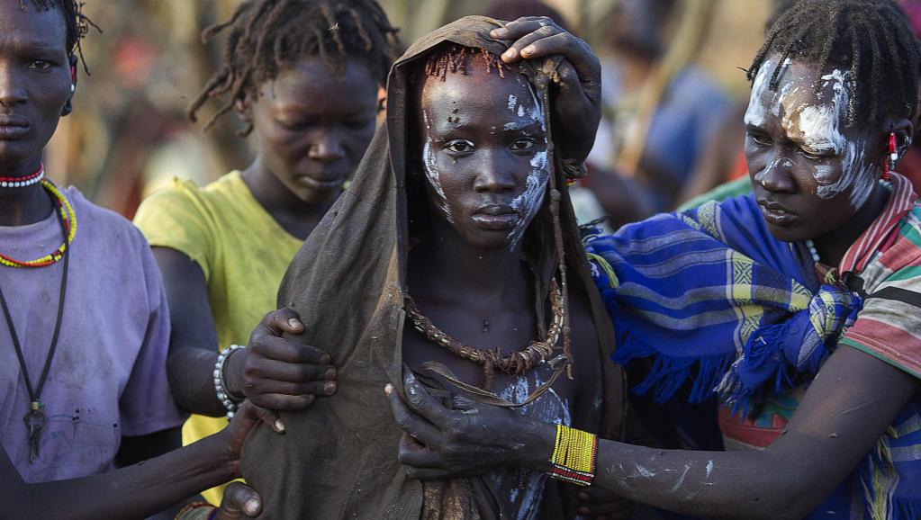 Une femme du peuple Pokot est emmenée à l'écart après avoir été circoncise, dans un village à 80 km de la ville de Marigat, le 16 octobre 2014. REUTERS/Siegfried Modola