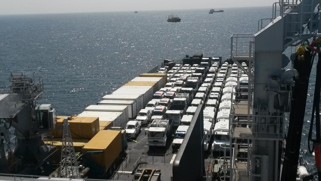 Les véhicules et containers remplis de matériel d'urgence envoyé par l'Union européenne aux pays ouest-africains touchés par l'épidémie d'Ebola, le dimanche 16 novembre 2014 au port de Dakar (Sénégal).