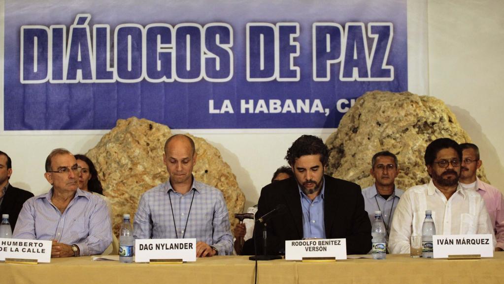 Le chef de la délégation du gouvernement colombien Humberto De la Calle (g) et le négociateur des FARC Iván Marquez (d) lors d'une déclaration commune à La Havane, le 6 novembre 2013. REUTERS/Desmond Boylan