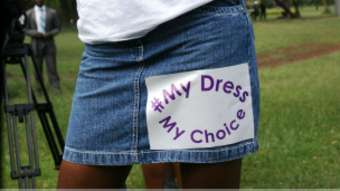 La victime a été déshabillée par un groupe d'hommes qui se plaignait que sa jupette était provocatrice.