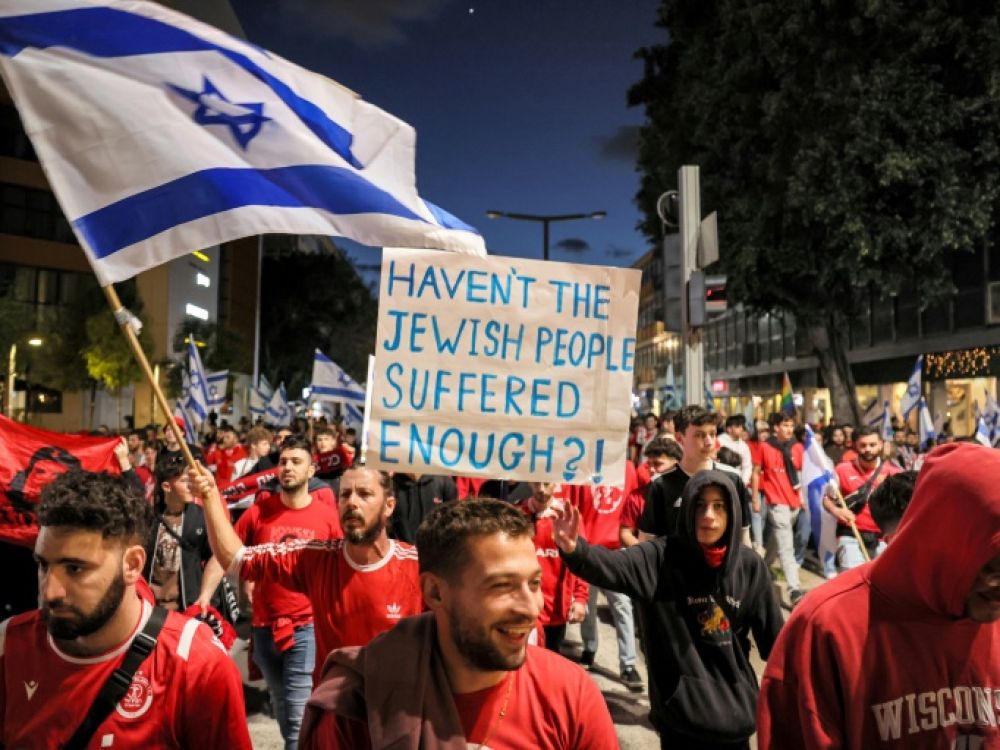 Réforme de la justice: des milliers d'Israéliens toujours dans la rue malgré la pause législative annoncée
