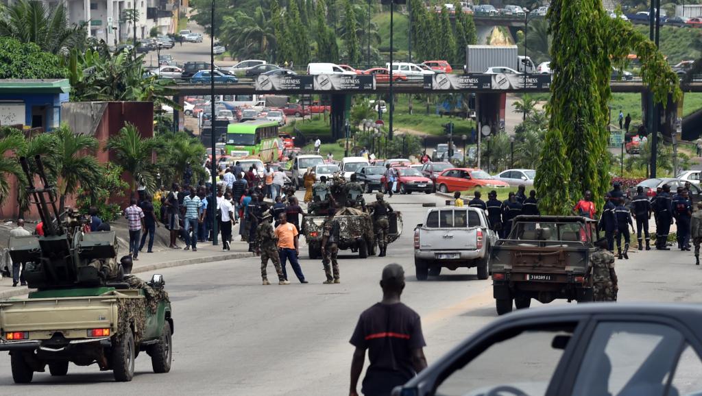 Les soldats ivoiriens bloquent l'une des rues principales d'Abidjan, le 18 novembre 2014. AFP PHOTO / ISSOUF SANOGO