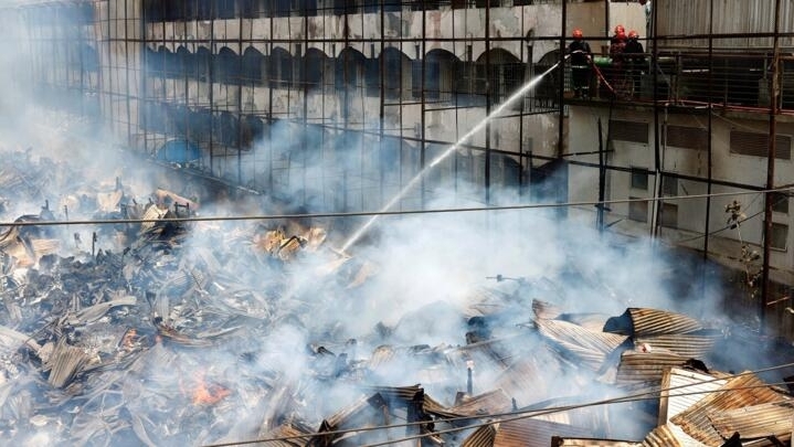 Un gigantesque incendie ravage un marché aux vêtements de Dacca, au Bangladesh