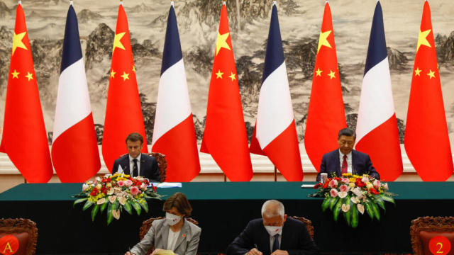 En Chine, Macron dénonce "l'occupation" de l'Ukraine, Xi appelle les partenaires "à la retenue"