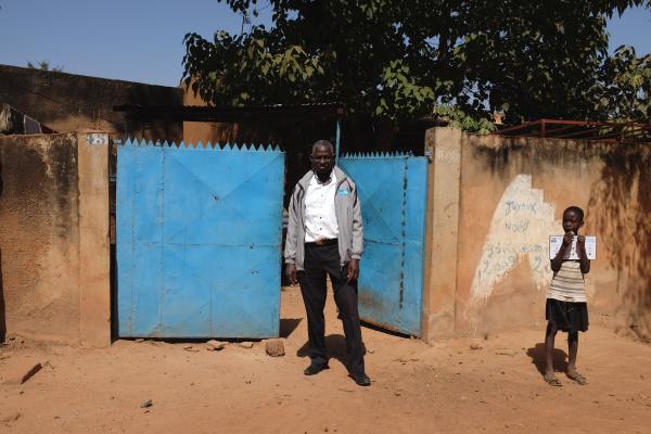 Valentin Sankara devant la concession familiale à Ouagadougou, le 22 novembre. RFI/Guillaume Thibault