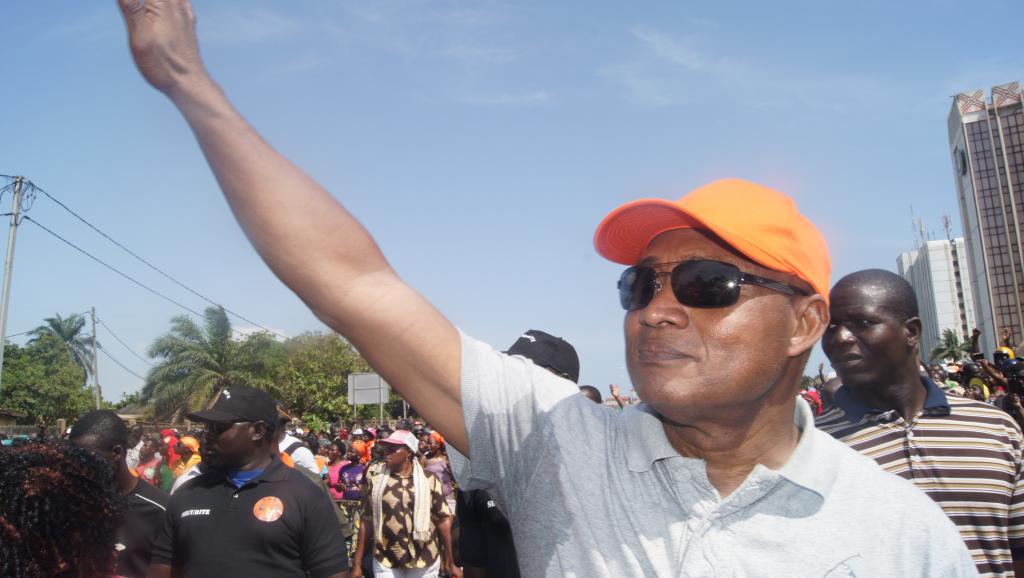 Jean-Pierre Fabre, président de l'Alliance nationale pour le changement, dans la manifestation à Lomé, le 21 novembre. AFP PHOTO/ EMILE KOUTON