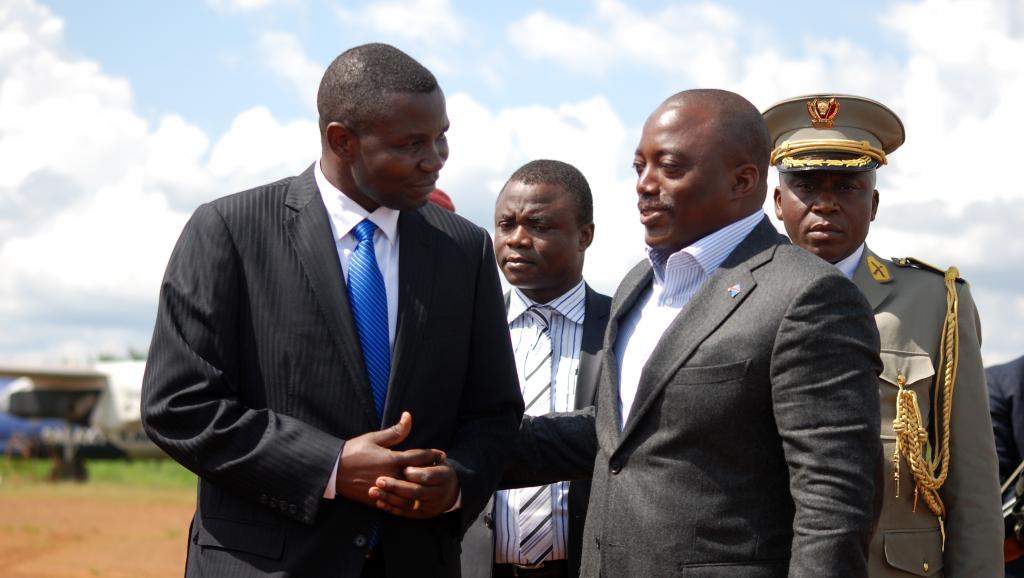 Le président congolais Joseph Kabila (d) à son arrivée à l'aéroport de Mavivi, lors de sa visite à Béni, le 29 octobre 2014. AFP PHOTO / ALAIN WANDIMOYI
