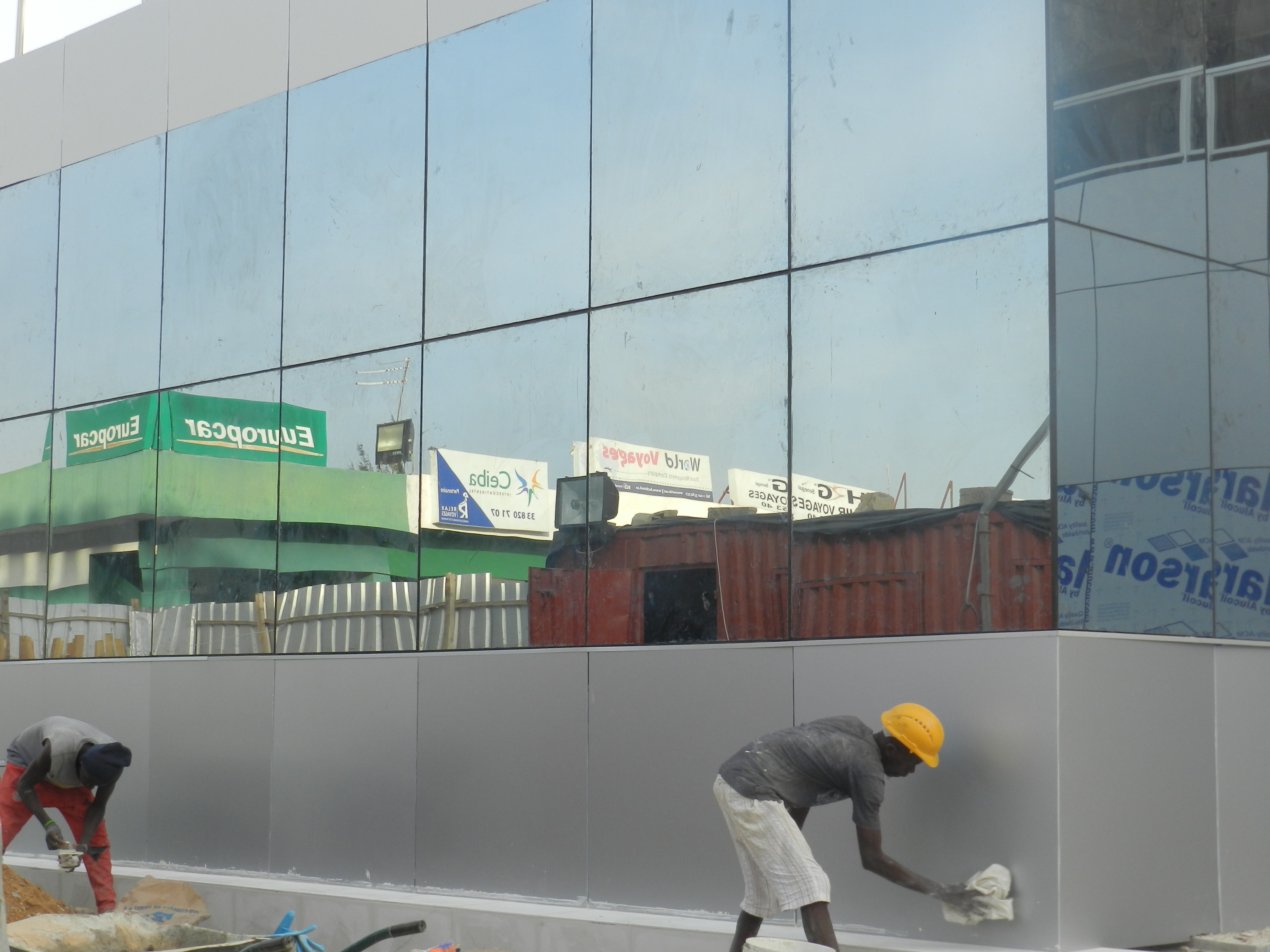façade de la nouvelle salle arrivée de l'aéroport de Dakar