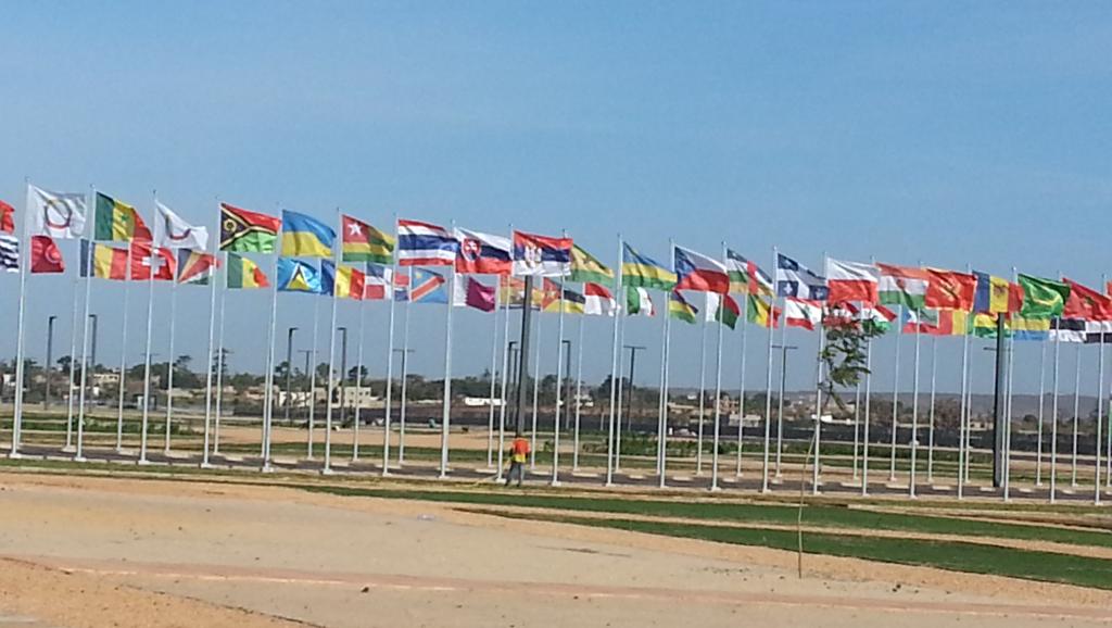 Les drapeaux flottent devant le centre de conférence de Diamniadio où se déroule le XVe sommet de la Francophonie de Dakar, Sénégal.