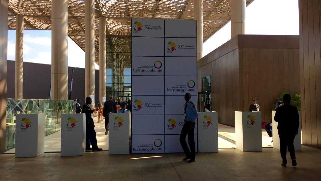 Entrée du centre de conférence international Abdou Diouf où se déroule le XVe sommet de la Francophonie, à Dakar au Sénégal, les 29 et 30 novembre 2014.