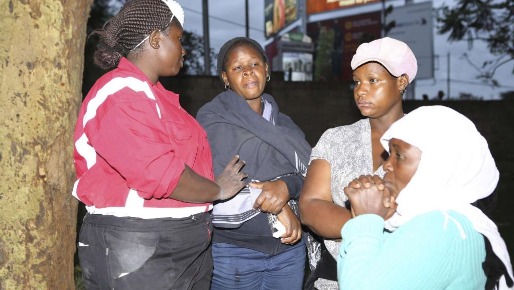 Des parents attendent de voir les corps de proches tués, le lundi 1er décembre, au soir,dans la carrière, près de Mandera, au Kenya, par les islamistes somaliens shebabs. REUTERS/Brian Inganga