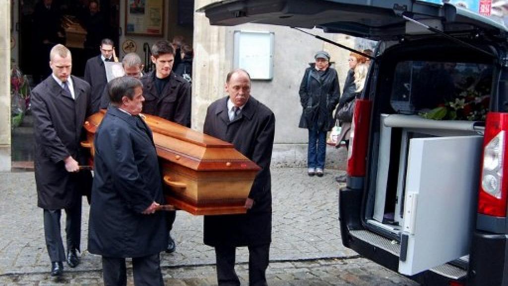 Des employés des services funéraires transportent les cercueils des Français Gérald Fontaine et Johanna Delahaye lors d'une cérémonie, ce samedi 5 mai 2012 à Boulogne-sur-Mer. AFP / Christian Eletufe