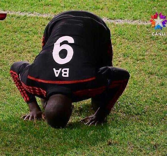 «Demba Ba emmène nous à la prière du vendredi», la chanson des supporters de Besiktas pour le Lion