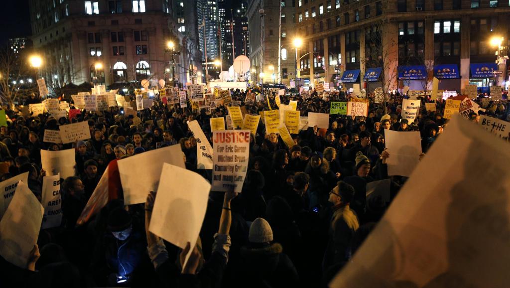Morts de Noirs aux Etats-Unis: les manifestants ne décolèrent pas