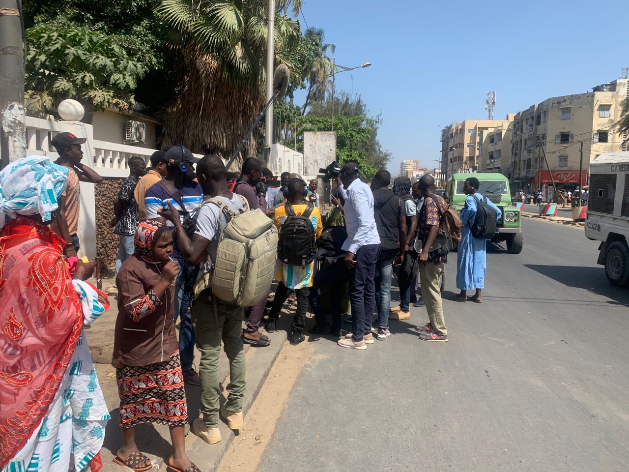 Guy Marius Sagna sous escorte policière pour se rendre à l'Assemblée 