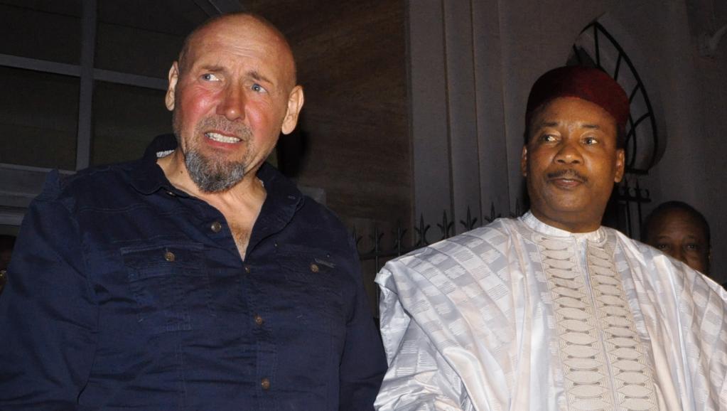 Le Français Serge Lazarevic et le président nigérien Mahamadou Issoufou, mardi 9 décembre à Niamey.