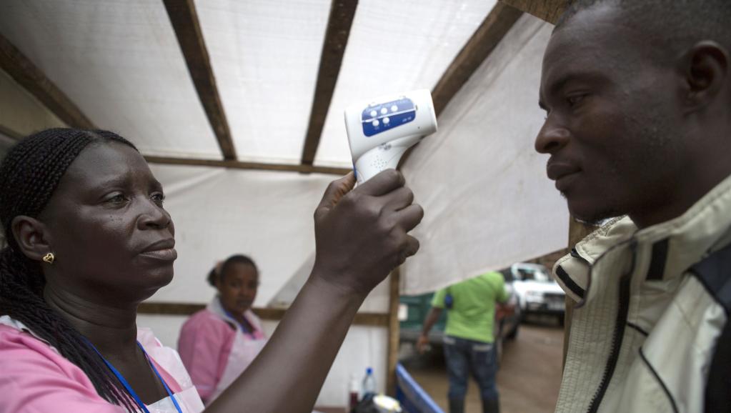 La prise systématique de température aux points de contrôle ou de soins (ici en Sierra Leone) permet d'isoler les cas suspects. Reuters/Bindra/UNICEF