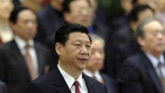 Le vice-président Xi-Jinping se lève pour l'hymne national chinois à la fin d'une conférence à Pékin en mars 2012.