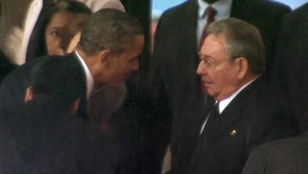 Le président américain Barack Obama sert la main de Raul Castro, président cubain, le 10 décembre au FNB Stadium de Johannesburg. REUTERS/SABC via Reuters TV