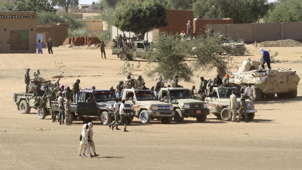 Des troupes soudanaises sécurisent le village de Tabit, au Darfour. AFP PHOTO/ASHRAF SHAZLY