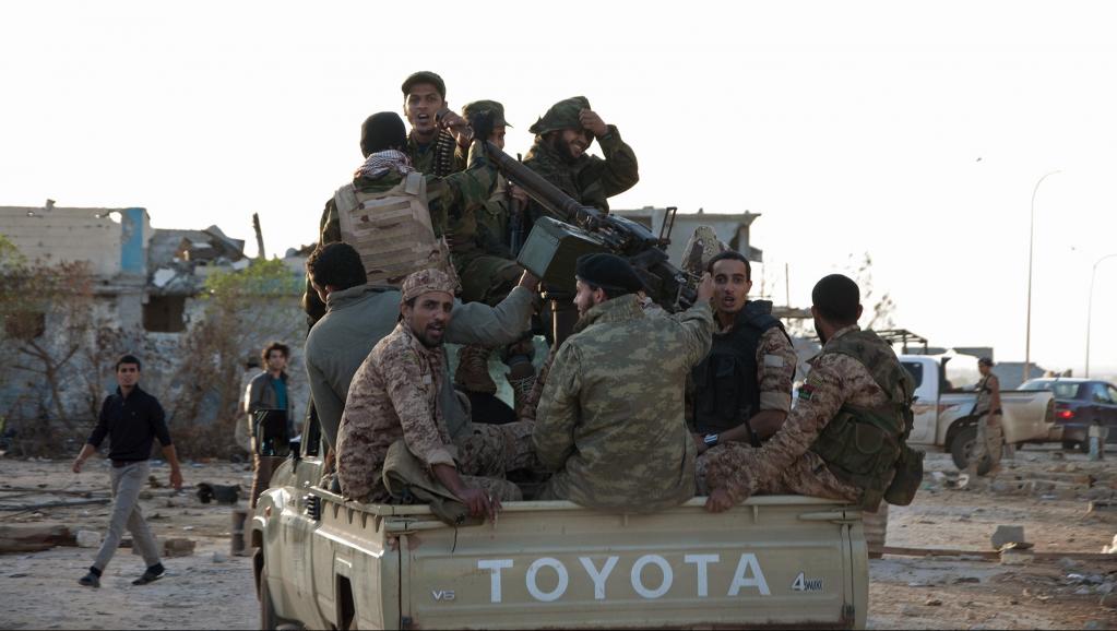 Des combattants fidèles au général Haftar à l'est de Benghazi, en octobre 2014. REUTERS/Stringer