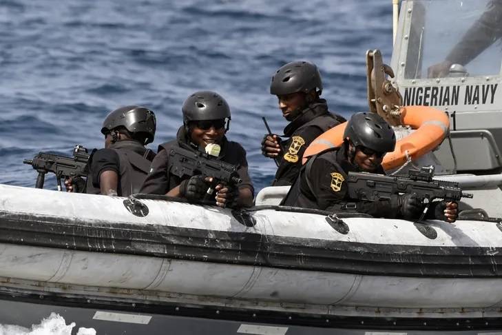 Golfe de Guinée: six marins pris en otage par des pirates libérés au Nigeria