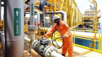 Au départ, les deux syndicats n'exigeaient que la réintégration de leurs représentants qui avaient été licenciés par les compagnies pétrolières.