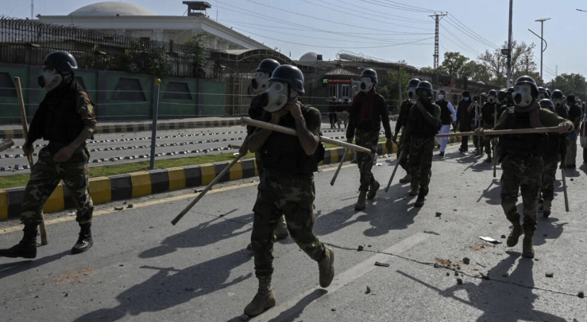 Au Pakistan, l'armée déployée face aux manifestants soutenant l'ex-Premier ministre Khan