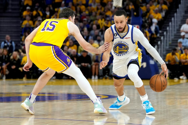 NBA: les Warriors restent en vie, les Lakers craignent pour Davis, chancelant