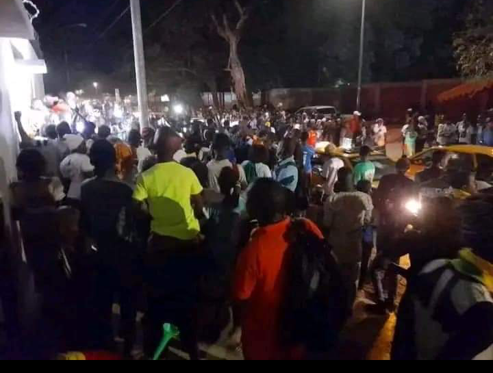 Ziguinchor : des centaines de personnes regroupées devant le domicile de Sonko pour « empêcher son arrestation »