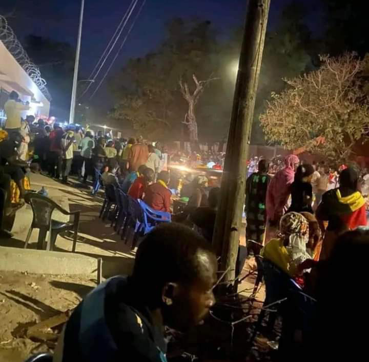 Ziguinchor : des centaines de personnes regroupées devant le domicile de Sonko pour « empêcher son arrestation »