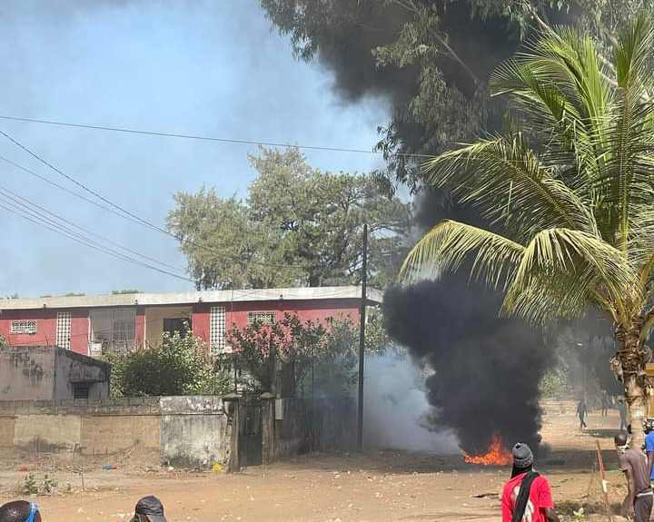 Ziguinchor : le domicile de Sonko barricadé par ses militants, des routes barrées et pneus brûlés partout 
