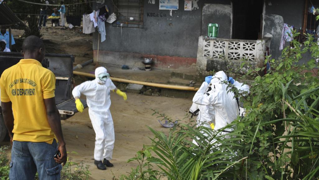 Personnel de santé en vêtements de protection dans un centre de soin à la frontière entre le Liberia et la Sierra Leone, le 5 novembre 2014. REUTERS/James Giahyue