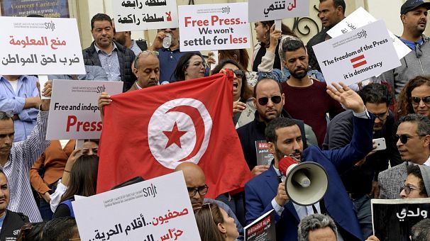 Tunisie : des journalistes manifestent pour la liberté de la presse