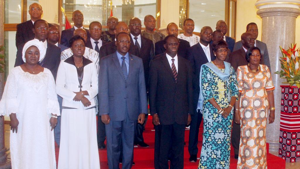 Michel Kafando, le président de la transition burkinabè et le nouveau Premier ministre Isaac Zida posent avec les autres membres du gouvernement le 24 novembre 2014. AFP PHOTO / STR
