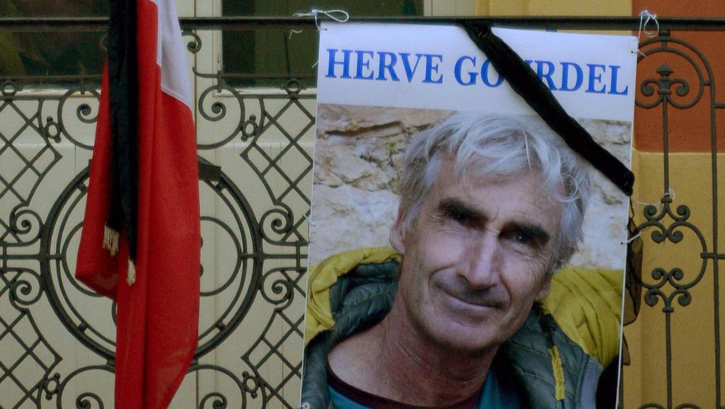 Un portrait de l'otage français assassiné Hervé Gourdel devant la mairie de Saint-Martin-Vesubie, le village où il résidait. REUTERS/Patrice Massante